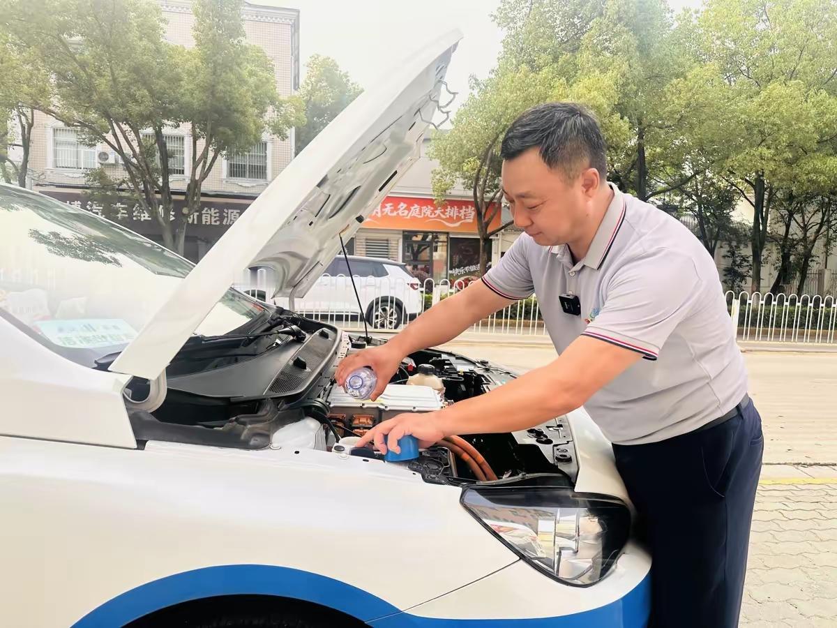 26年稳握方向盘的武汉劳模司机，高考当日的颤抖，看哭无数人
 （个人观点仅供参考