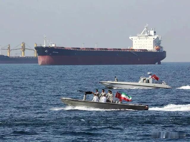 不再是代理人出面，伊朗直接出场，扣押美国油轮。

虽然红海事件表面上是胡塞武装和