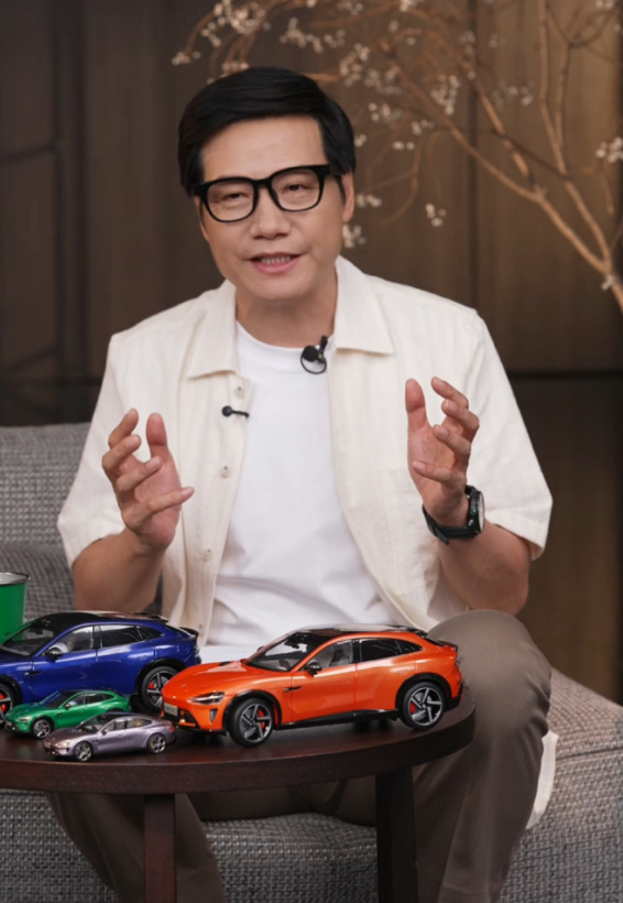 探索科技与生活的美好融合，小米YU7以优雅影青色亮相，引领您步入智能出行新境界。