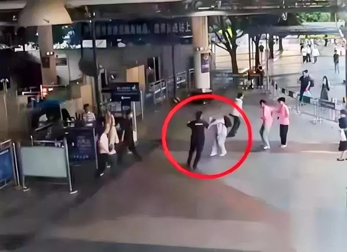 走错火车站出口

摊上大事了

谁能想到好好一场旅行返程，平白无故挨了一顿暴打。