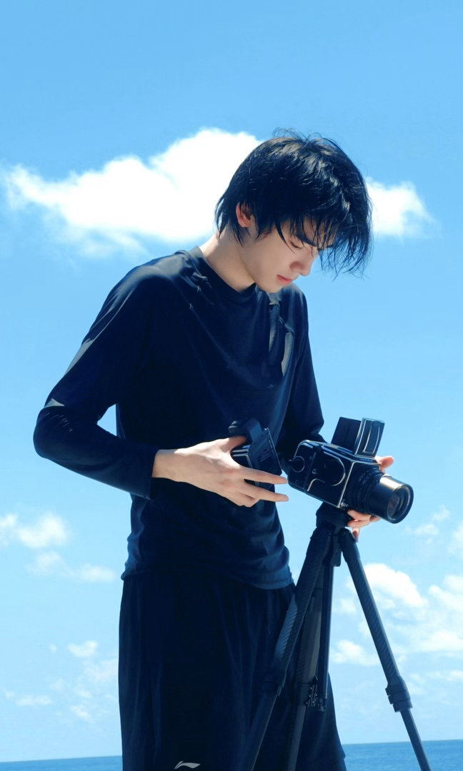 宋亚轩🐬 青年演员宋亚轩 🐚宋亚轩廿二启航声光织影 “喜欢夏日的晚风，雨后的