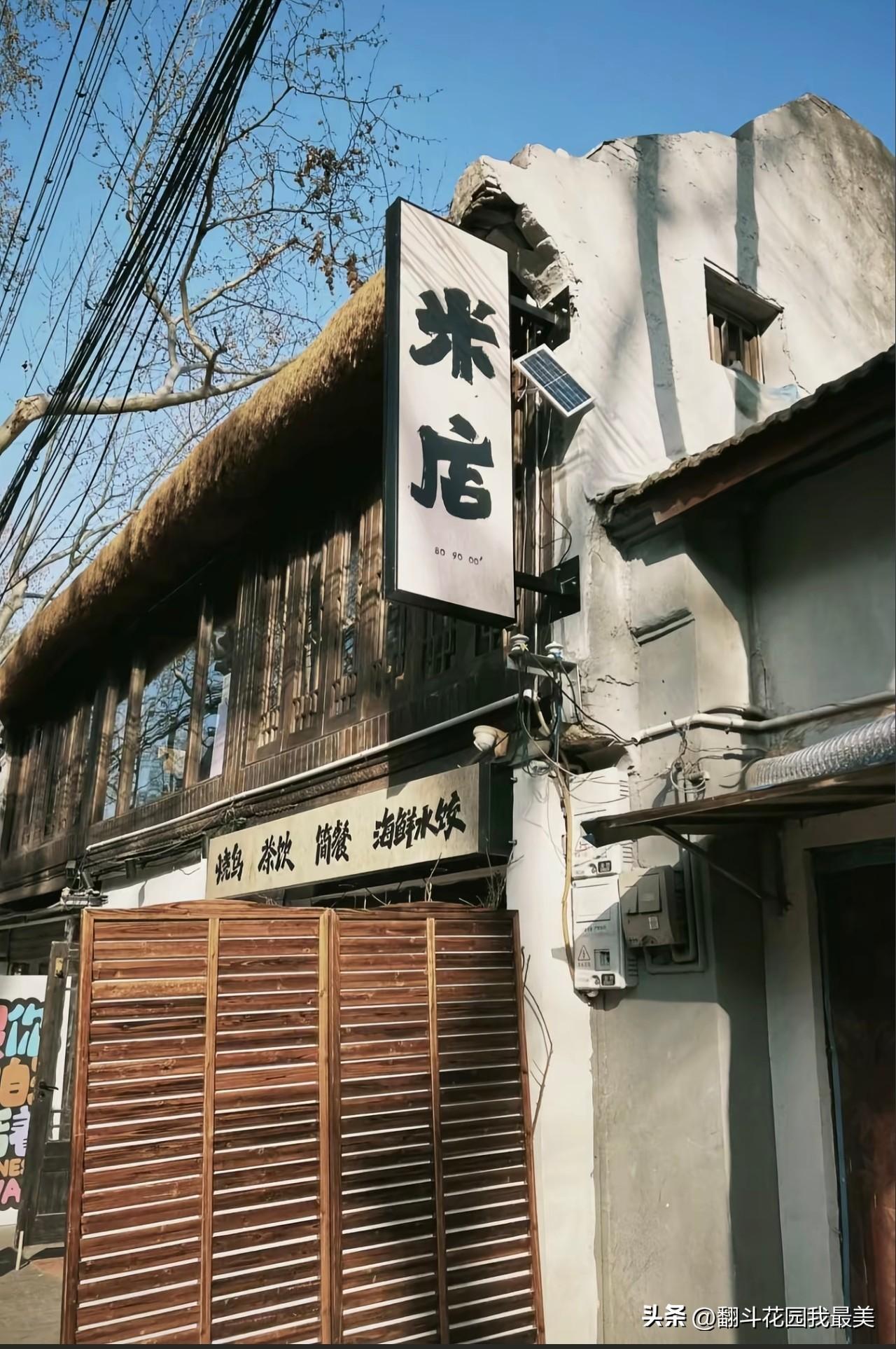 三月烟雨，飘摇南方，张玮玮的《米店》是藏在烟火里的温柔诗行。它写尽低谷里的迷茫，