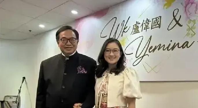 叫了二十年的“卢伯伯”，突然要改口叫“老公”。香港政商大佬卢伟国再婚，新娘是他从