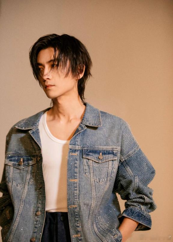1. 陈晓近年来经常因为作品、感情等话题受到关注，也会偶尔卷入一些讨论。不过他本