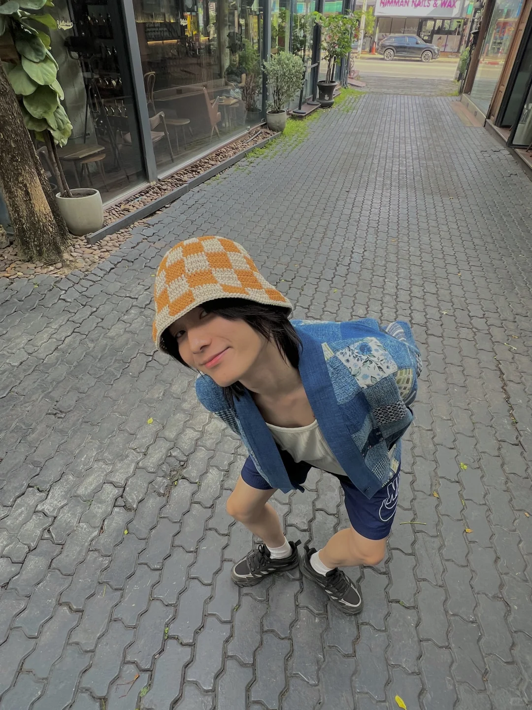 买了当地的衣服穿起来还是像游客