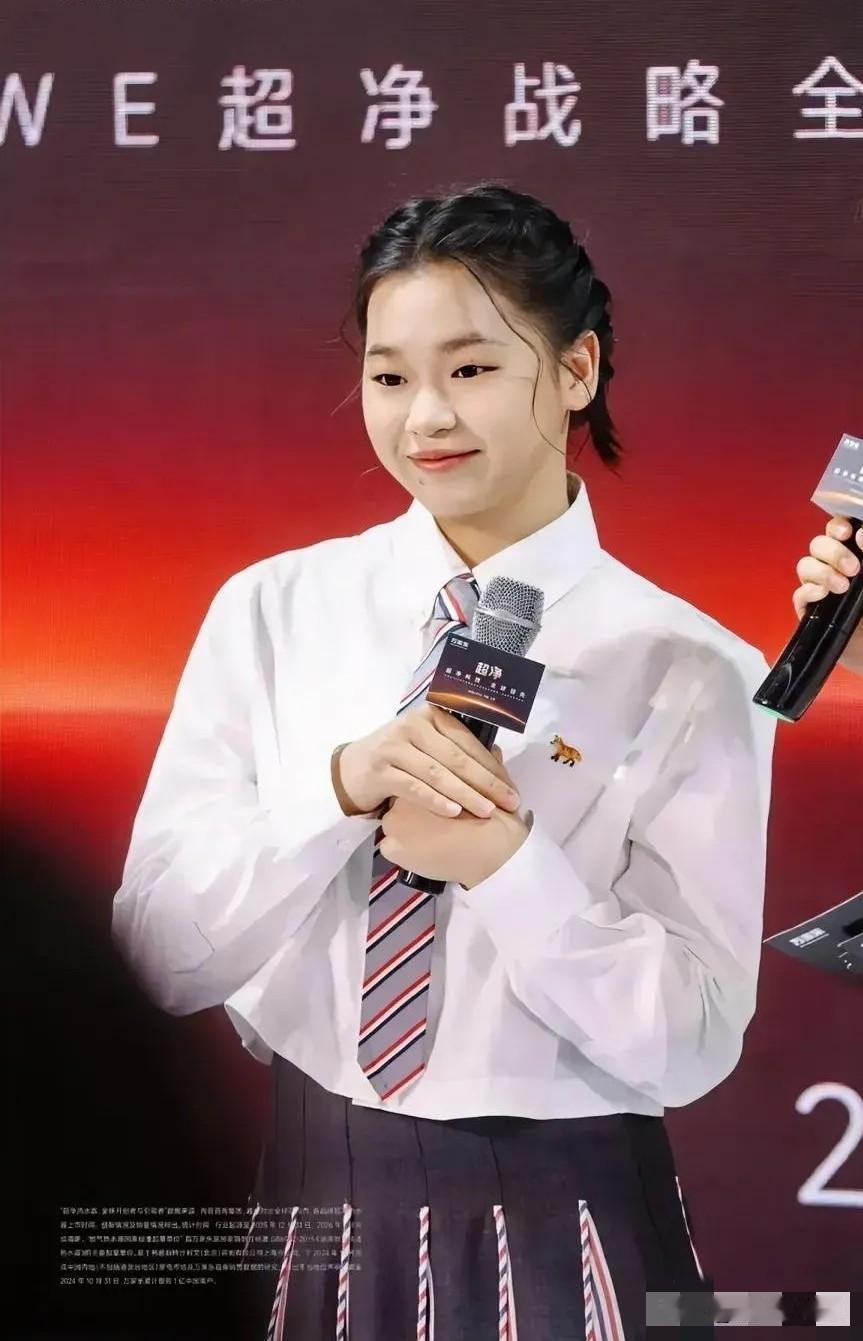 全红婵这套衣服从面料和品牌来看造价不低，但在搭配上略显失误，没能很好地修饰身形比