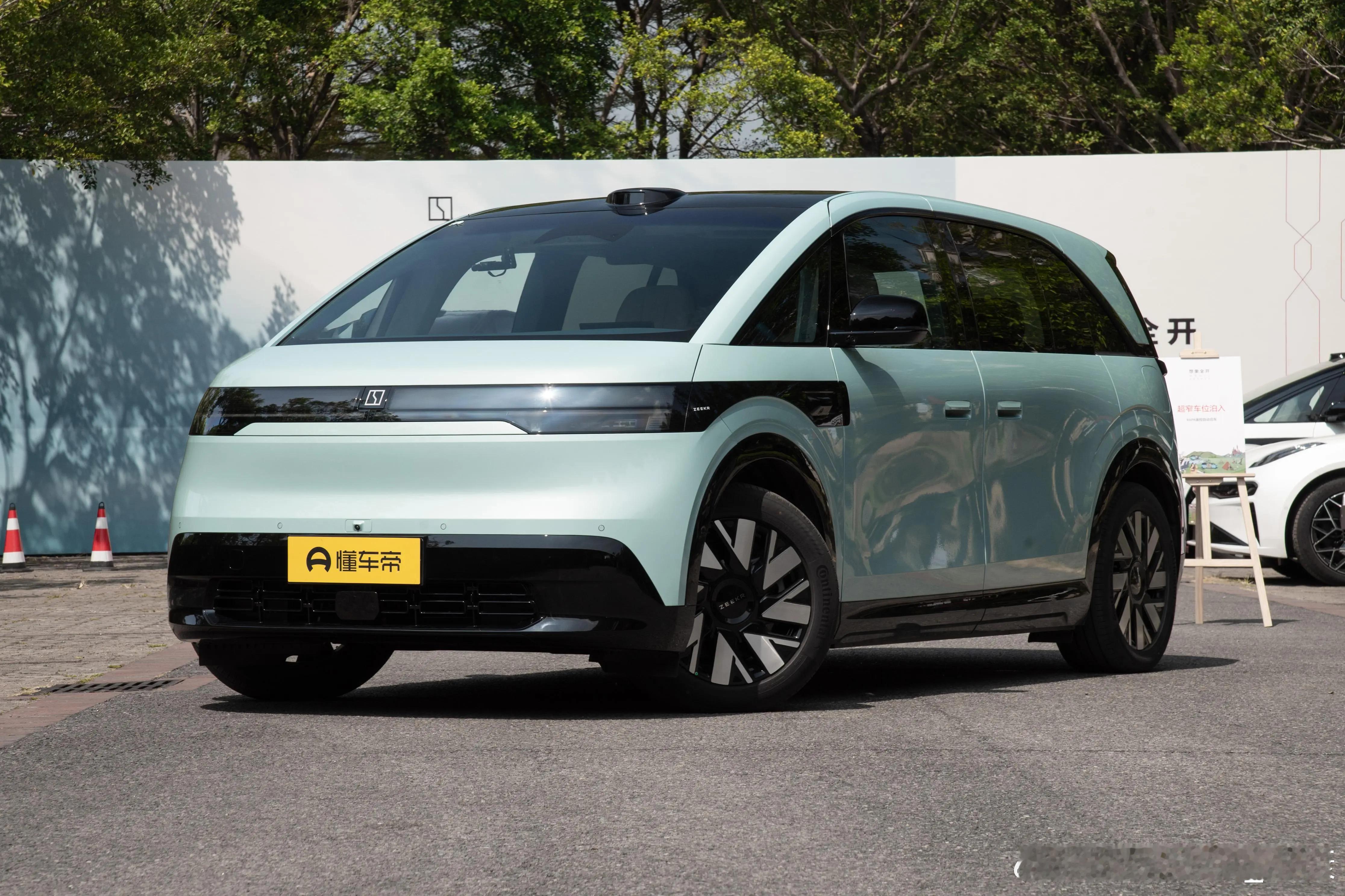 话说回来，极氪宝宝巴士路上没怎么见到，查看销量跌惨了，100台上下。。。（车评人