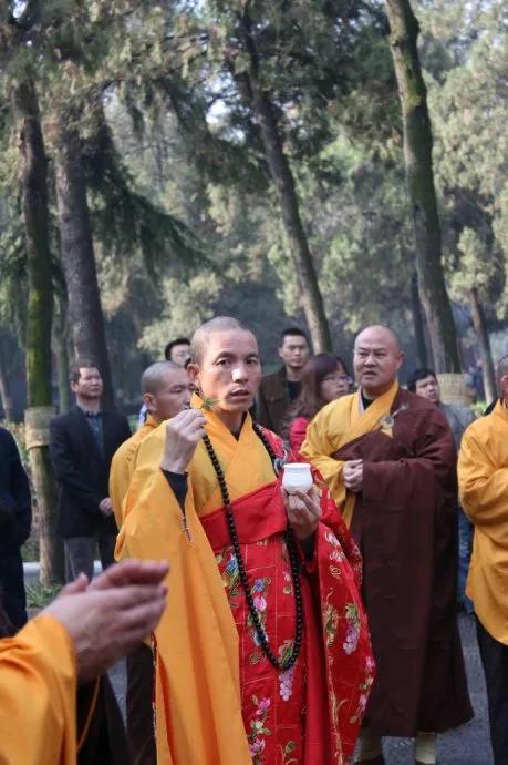 印乐法师一手拿瓶子，一手拿绿叶，寺庙仪式多又神秘，不知他此举是在做什么呢？