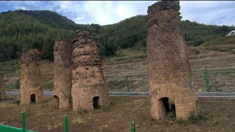 这是一部反映1958年大炼钢铁小高炉群短片。
评论区还有以下这些为之辩护的奇谈怪