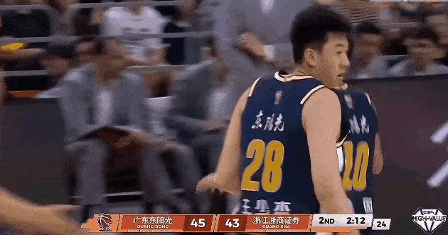 斗志太强了！
崔永熙滑跪抢断这一球惊到我了，这样不怕受伤，膝盖先着地，然后整个人