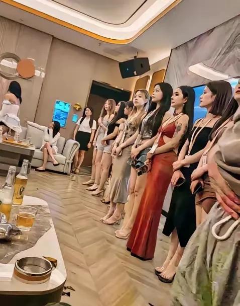 很好奇！
这些女孩要长相有长相，要身材有身材，为何要在这种混乱的场所上班呢？
找