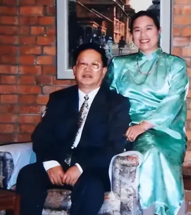 2005年，中国驻尼泊尔大使馆的外交官朱敏才退休后，不顾儿女们的反对，带着妻子离