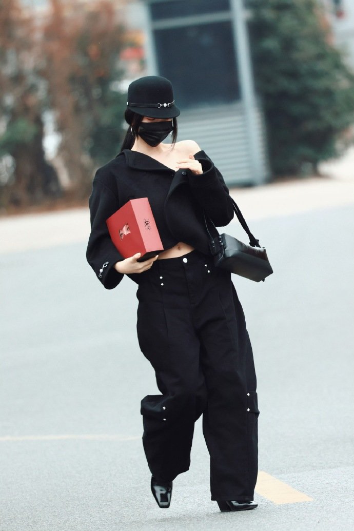 虞书欣香肩半漏  虞书欣云初令准时上班啦~今天的穿搭香肩半漏，咱就说果然美丽是要