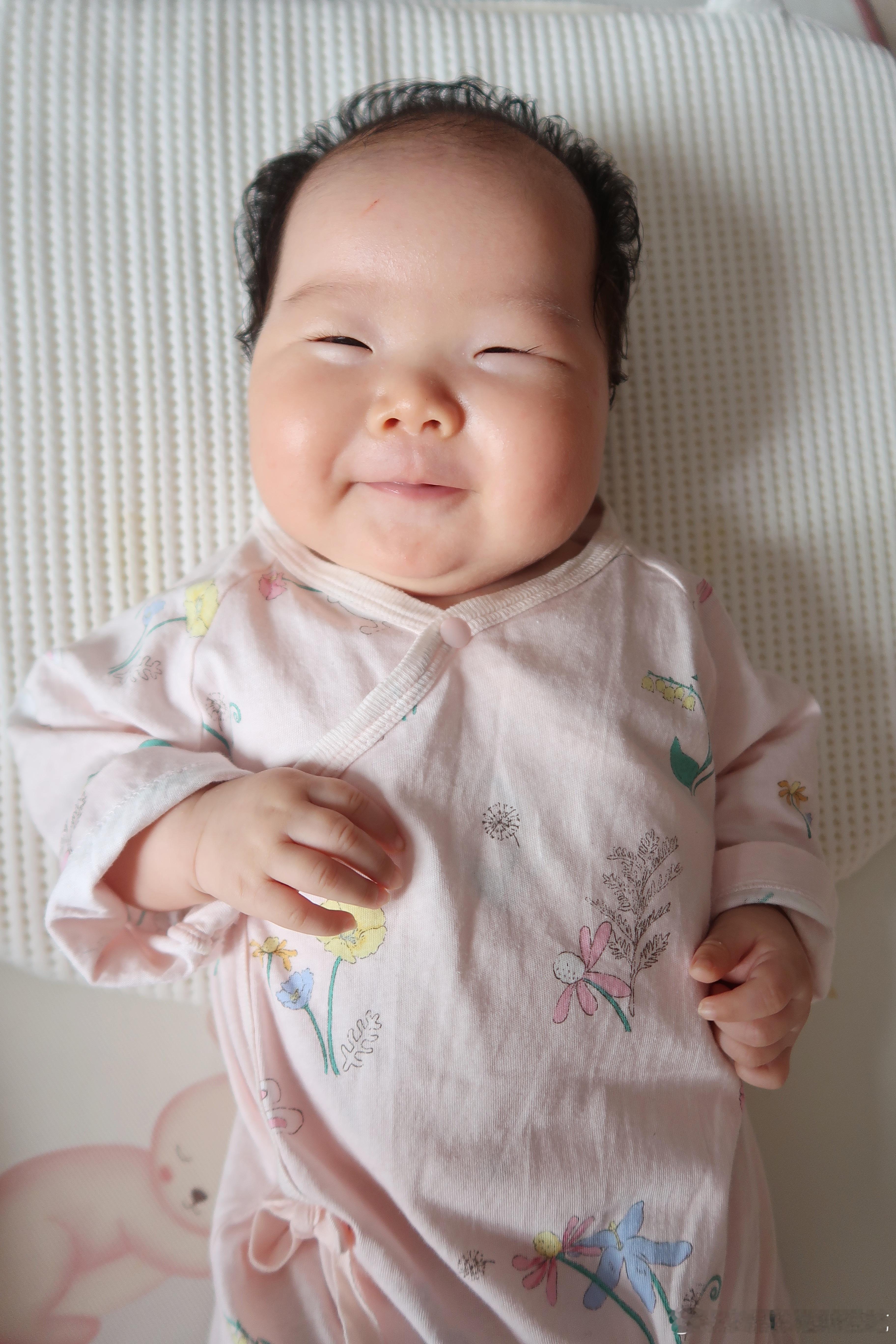 可以和妈妈互动啦逗一逗就笑眯眯的小可爱#西瓜瓜瓜瓜瓜# ​​​