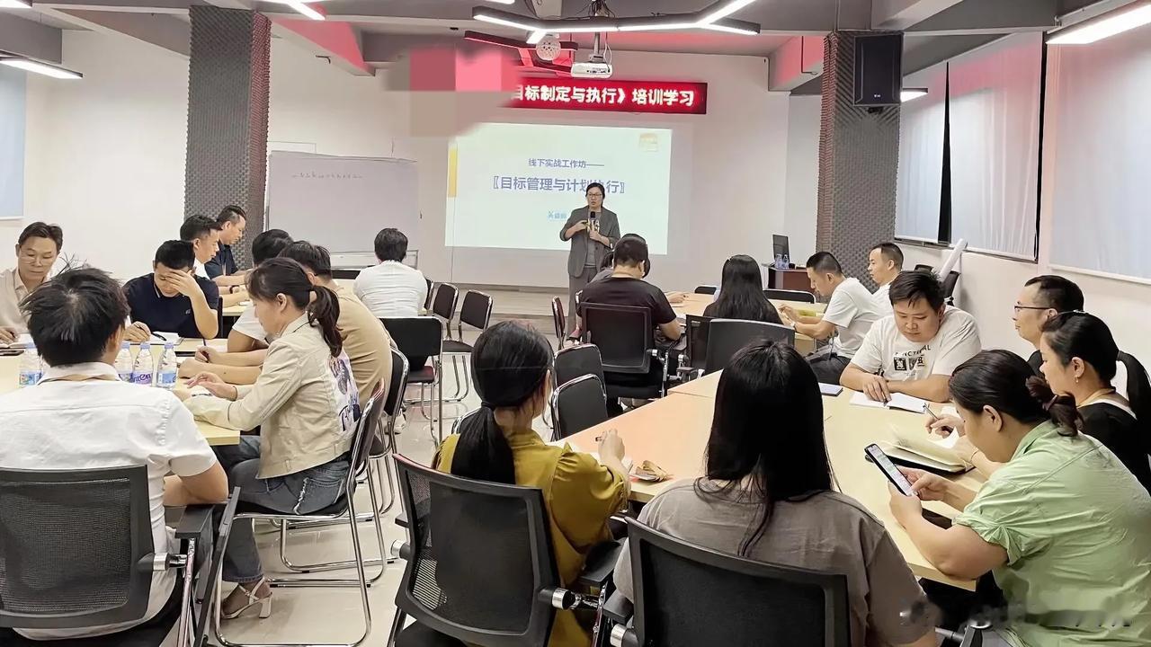 昨天为一个试用期被辞退的小伙争取到了1个月的补偿，尽管小伙对我挺感谢，可我却觉得