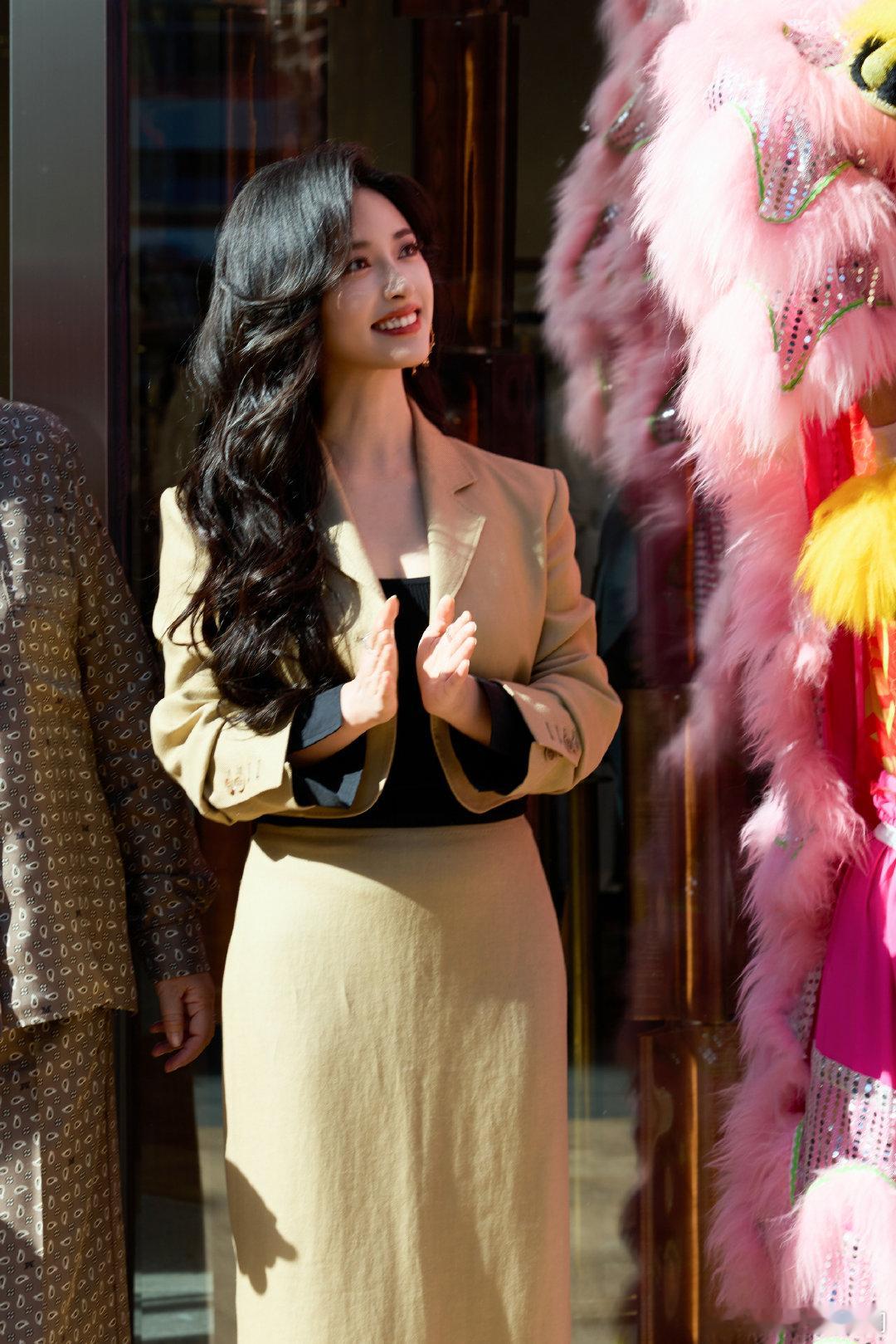 沈月喊村里小朋友去客栈吃烤肠小小的举动，大大的温暖 