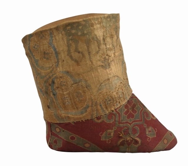 唐肃宗年间，一个路边开小店的老板娘，在一棵梨树下捡到了一只袜子。这地方距离勒死杨