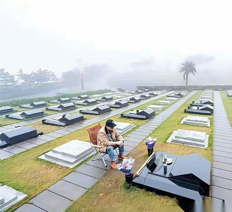 根据韩国综艺节目的爆料，具俊晔有两个优点，大S活着的时候，具俊晔会把尿，大S死了