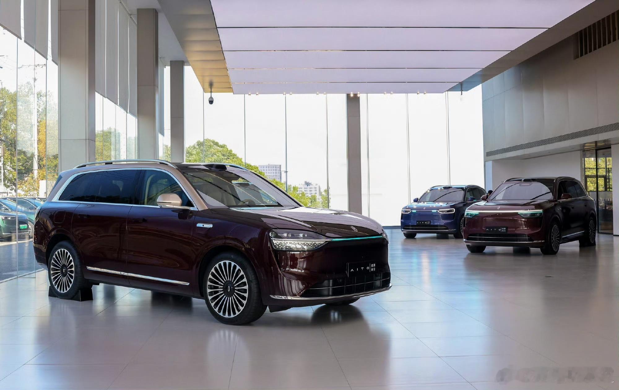 赛力斯张兴海到访上海问界用户中心 ，提出坚持以高安全、高品质、高可靠、高性能、高