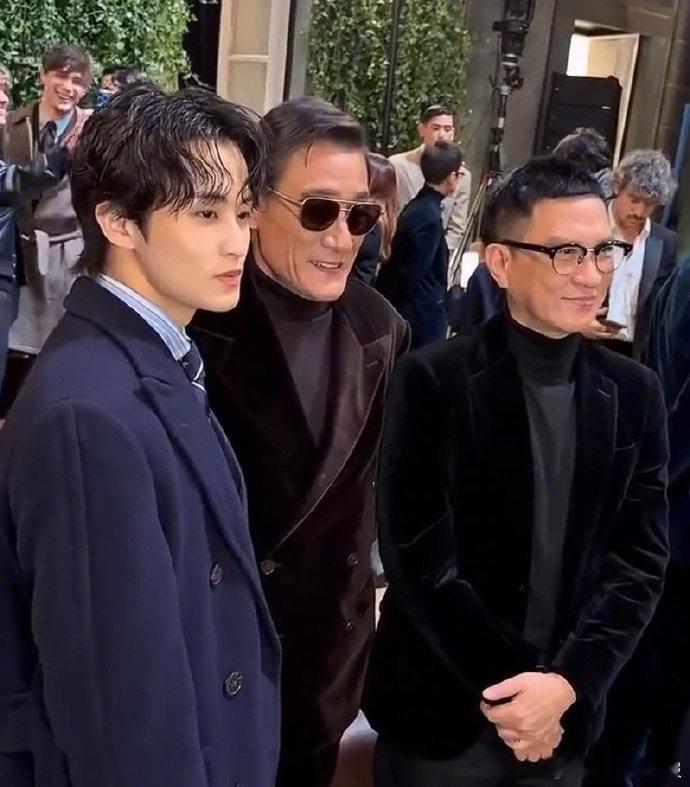 张家辉梁家辉李马克合影 张家辉梁家辉李马克在活动上同框合影，神奇的同框！ 