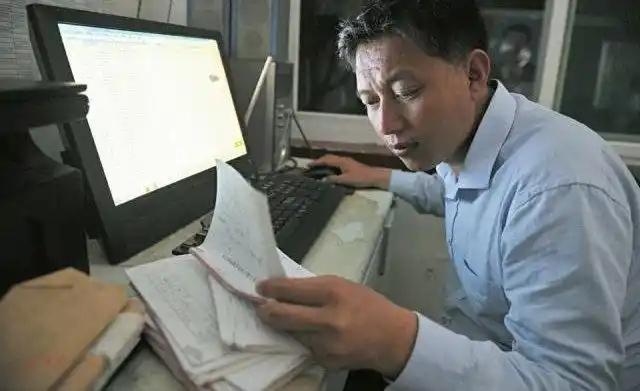 1996年山西，一小伙交不起3000元学费，想放弃上大学，村民们给他凑了3025
