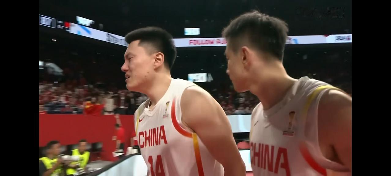 中国男篮小伙子们打出血性，在半场落后14分的不利情况下，单节轰出25：9，以87