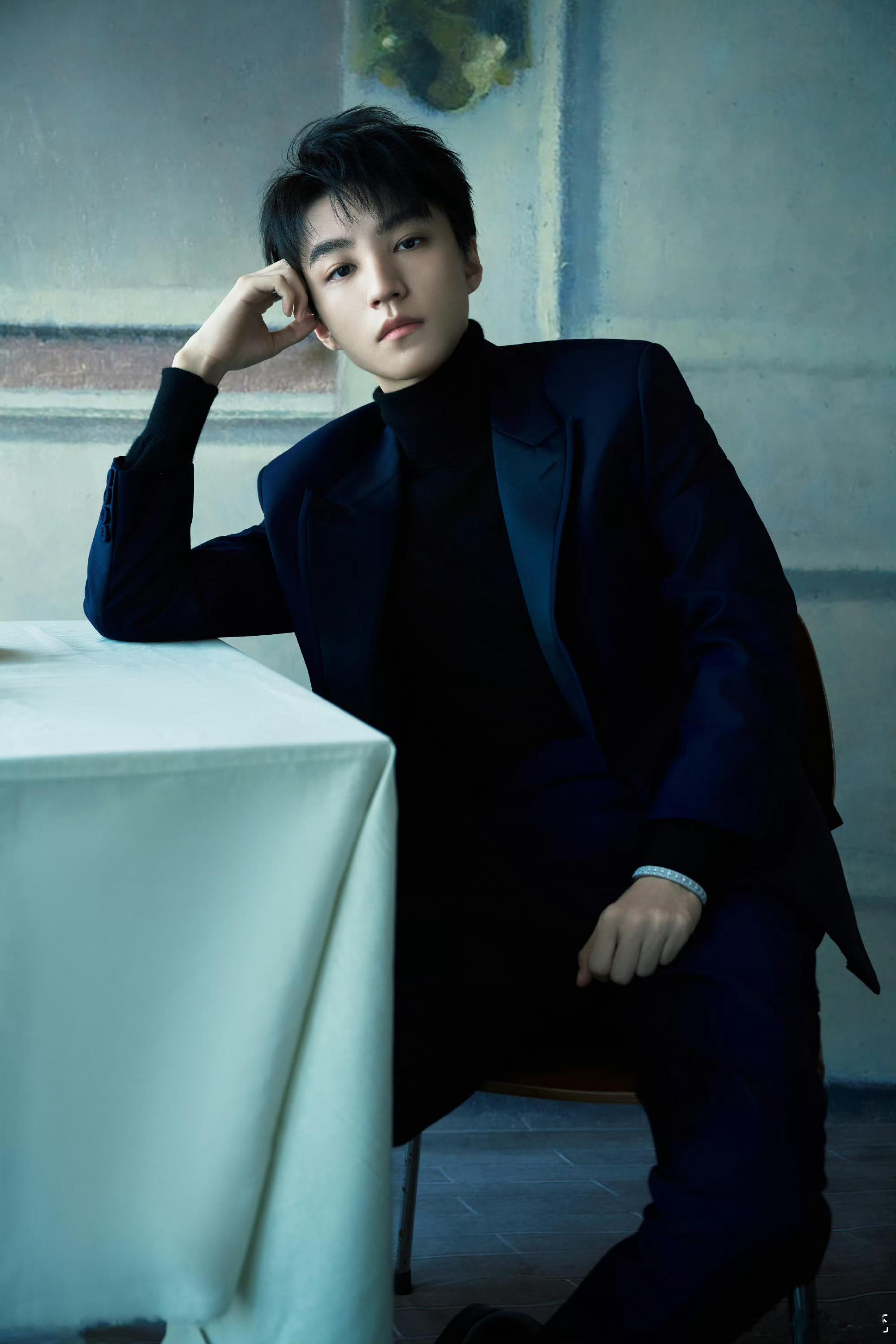 好久不见！俊凯这套look太霸总了吧！ 