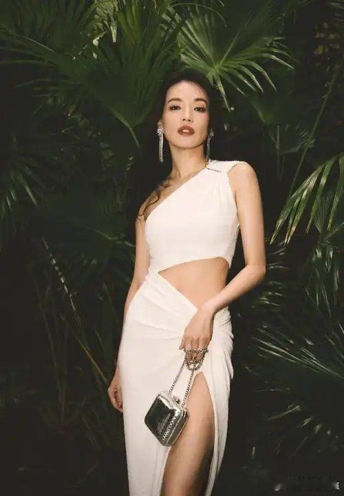 YU7代言人还是舒淇舒淇自带慵懒风情，气质温婉又明艳，颜值韵味一直在线，美得从容