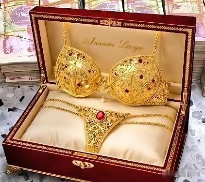 还是伊拉克人会享受[捂脸][捂脸]，看看这个套装，妥妥的黄金圣衣啊[笑哭][笑哭