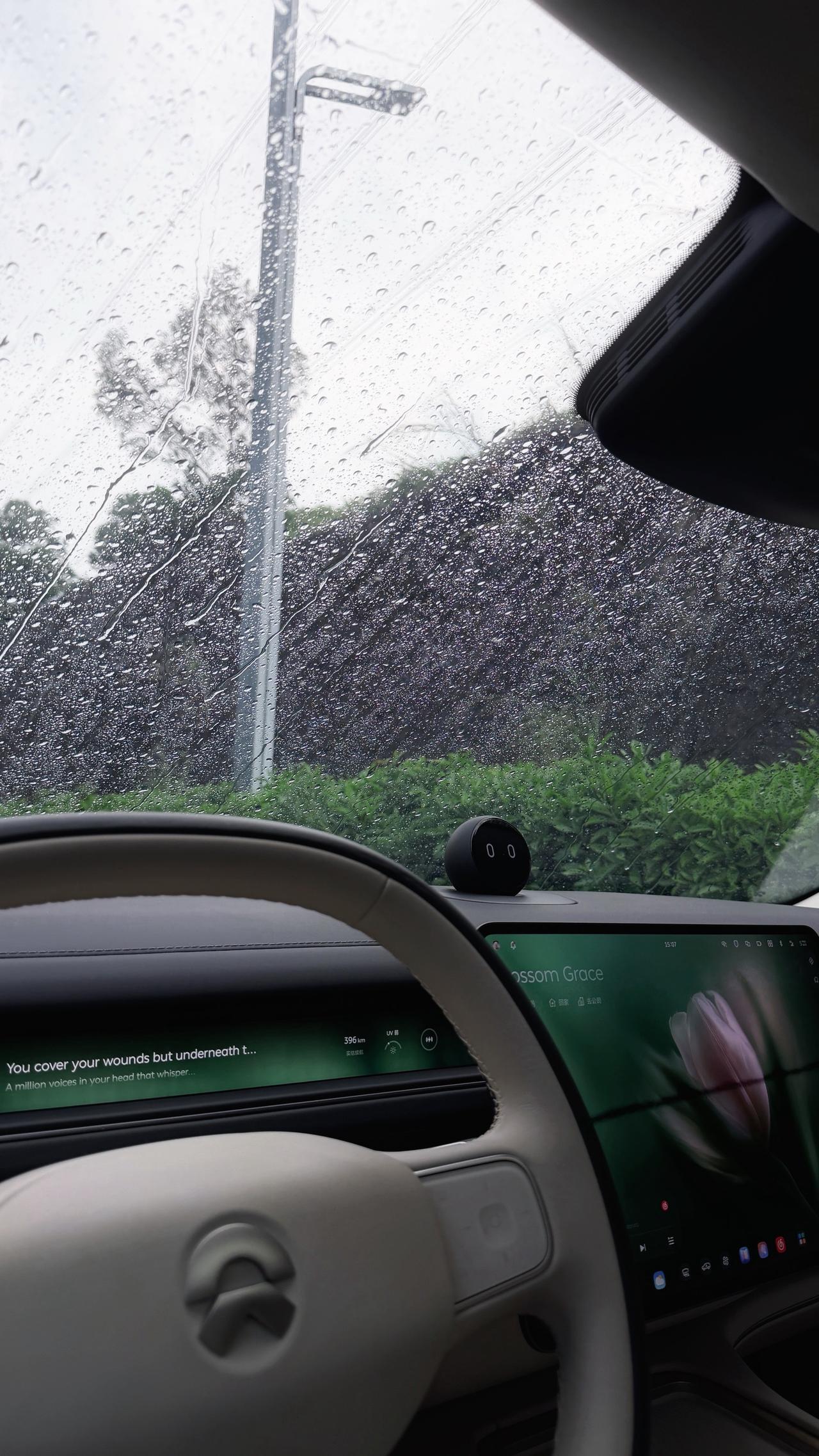 雨天 在车里 放着喜欢的音乐 好像无法拒绝这种氛围雨天车窗氛围 在车里听雨的声音