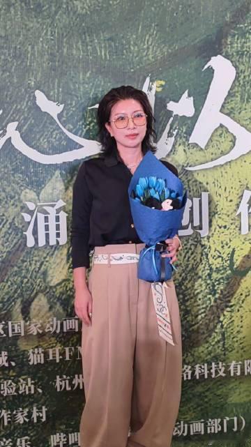 巫哲出席晋江作者大会晋江作者大会活动现场，巫哲的出现引发书粉热议，简单黑衬衫衬托