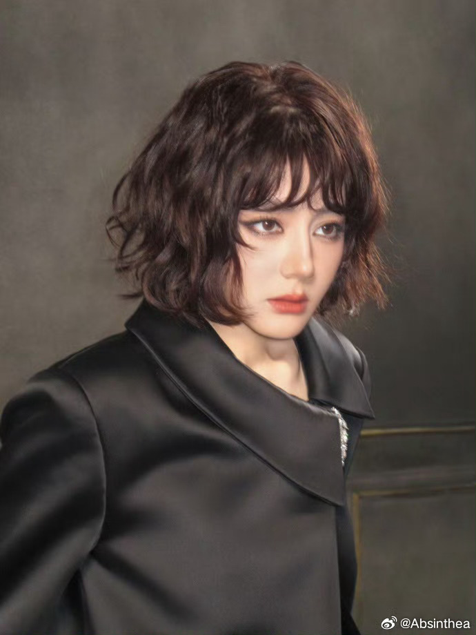 哈哈哈这一张有一种小宝宝偷穿大人衣服的感觉 ​​​
