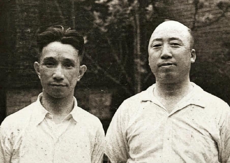 照片里这两位，左边是战功赫赫的“常胜将军”、开国大将粟裕，右边是新中国铁道事业的