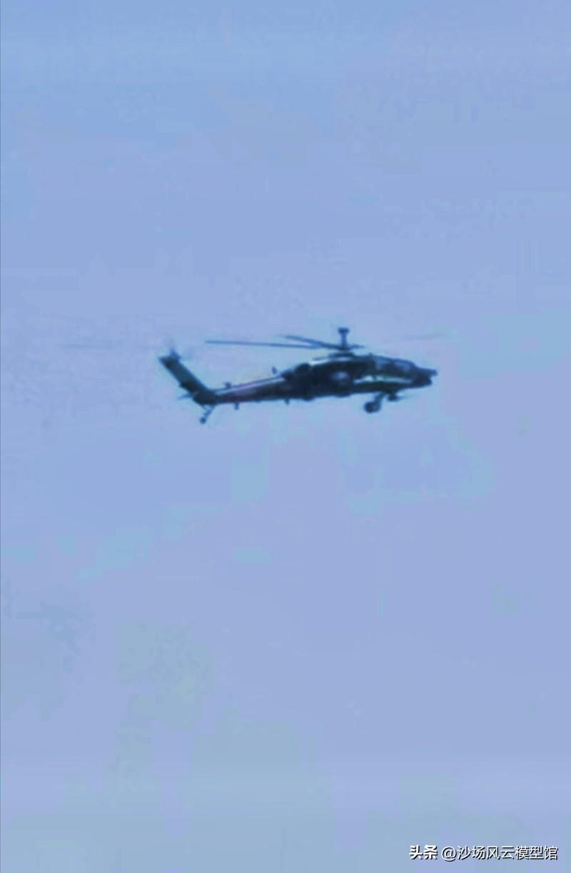重型武装直升机WZ-21完全体的试飞画面曝光，下颌有机炮，头顶有雷达 ，这才是W