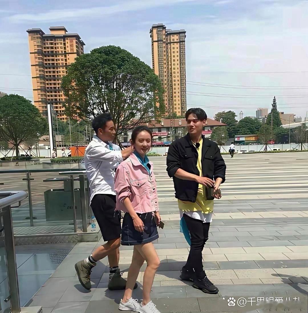脱离美颜滤镜真实的赵丽颖，你们还能接受吗 