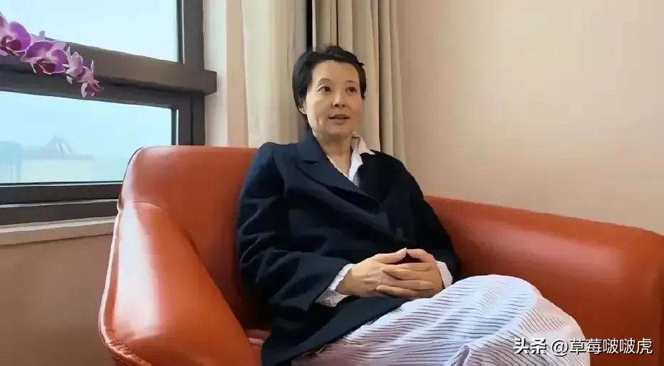 天呐，差点没认出来，美人迟暮，我们的女神也老了。袁立曾凭灵动演技塑造经典荧幕形象