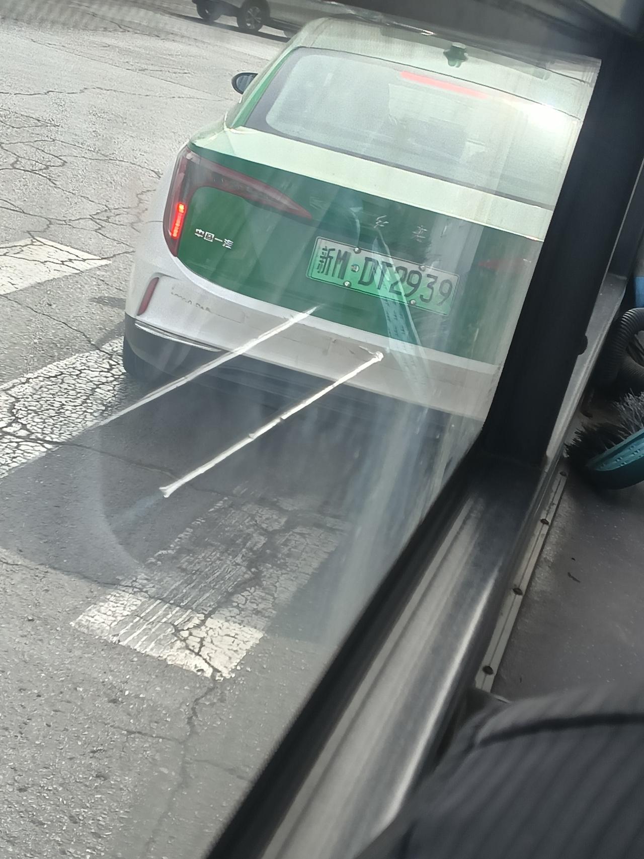 库尔勒火车站附近有点乱
库尔勒火车站出租车和私家车太多了，造成公交车无法进站乘客