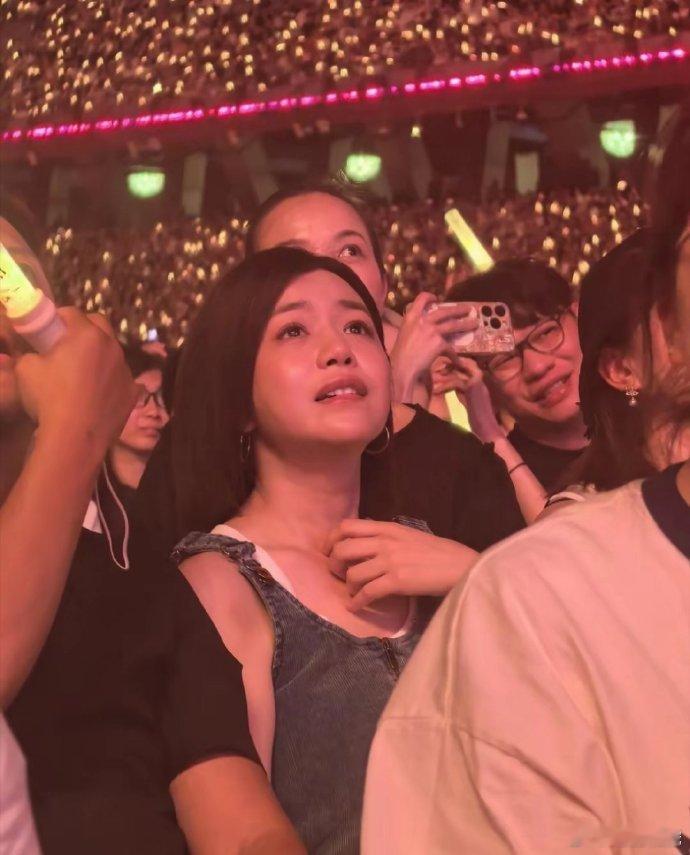 陈妍希现身孙燕姿演唱会，一袭背带裙尽显少女感。肌肤白嫩，又美又迷人，仿若从青春画