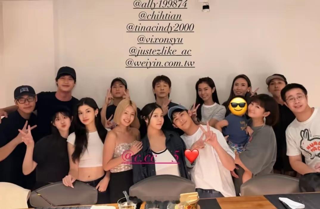 Selina一家参加好友生日会Selina疑似怀二胎 Selina一家参加好友生