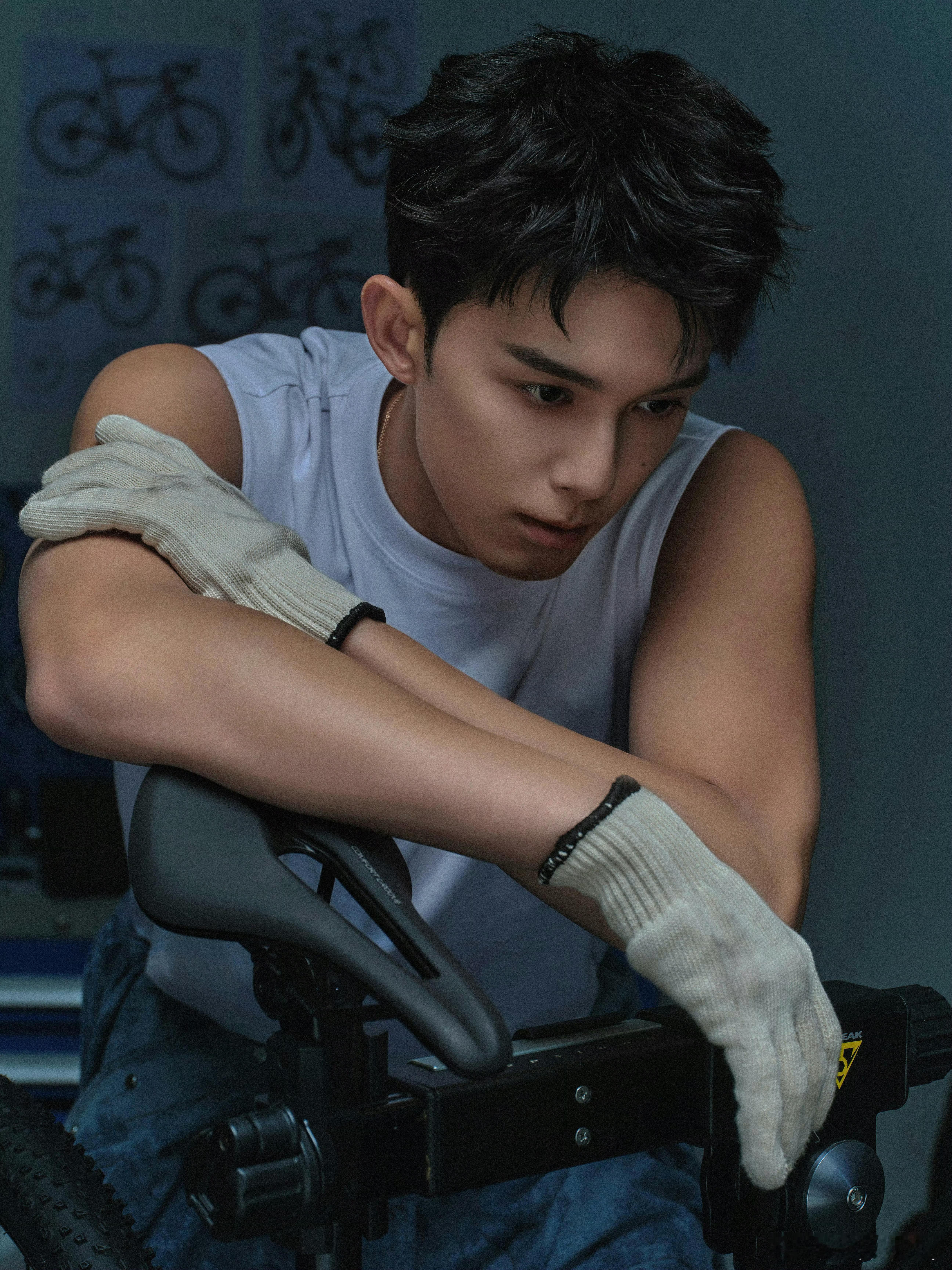 吴磊肌肉上的青筋吴磊锻炼时手臂肌肉上的青筋都看到了，太猛了！希望今年有机会多多回