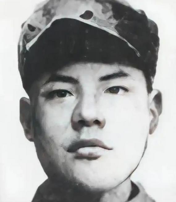 1943年，仅25岁的八路军科长被俘，日军把他带到华丽住所，还找来美娇娘与他同房