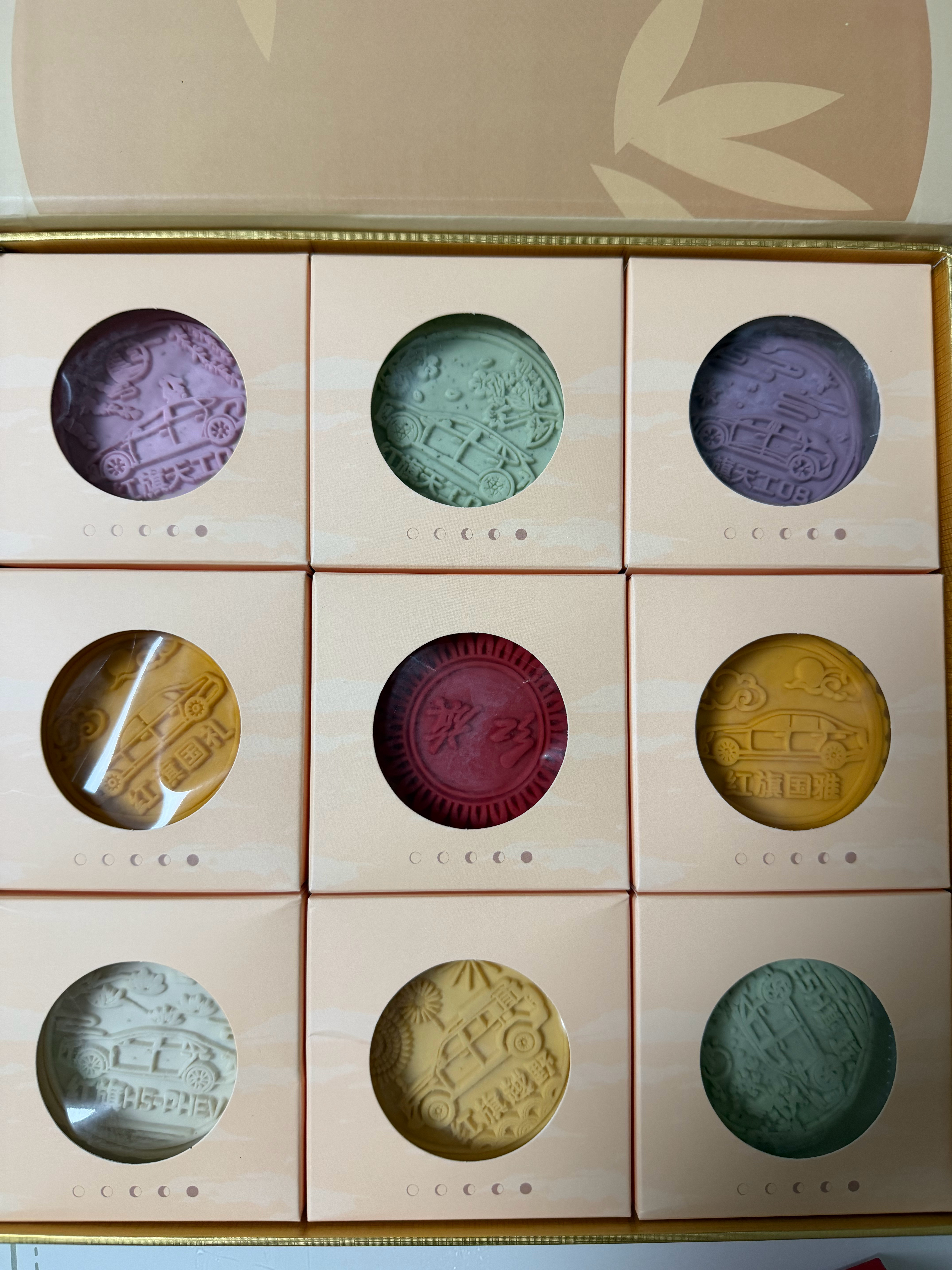 中秋节到了给兄弟们安排一盒红旗的月饼，设计感和纪念意义十足，评论区留言就行，明天