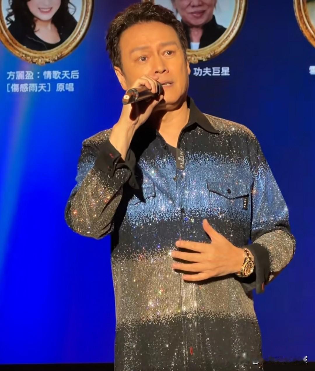 “古风美男天花板”杨仲恩66岁了，风采依旧，登台演唱，依然魅力四射，66岁的年纪