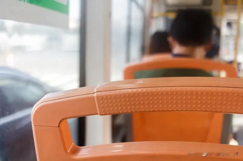 在公交车上该不该给老人让座，我觉得答案是肯定的。老人年纪大了，腿脚不便，站着容易