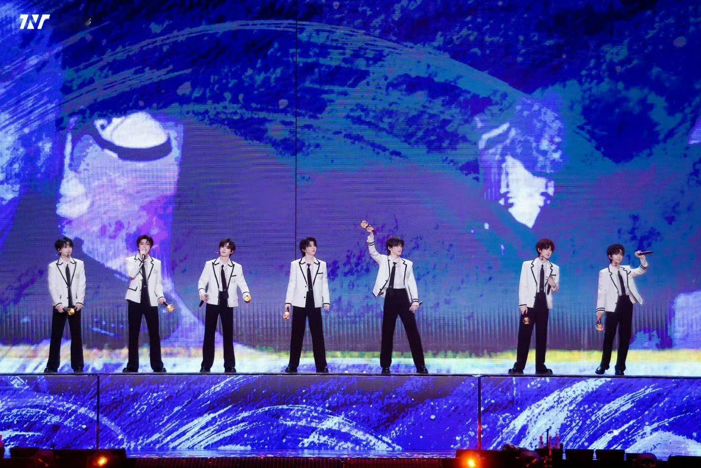 时团大屏粉丝基础二创就不基础谁能够拒绝和我们的时代少年团在一块了，而且一个大屏大
