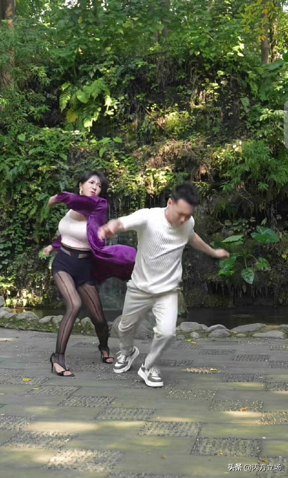 庞麦郎绯闻女友龚玥菲，不由分说把轻功水上漂宝娃情龙打翻在地，还狠狠的踹上几脚，这