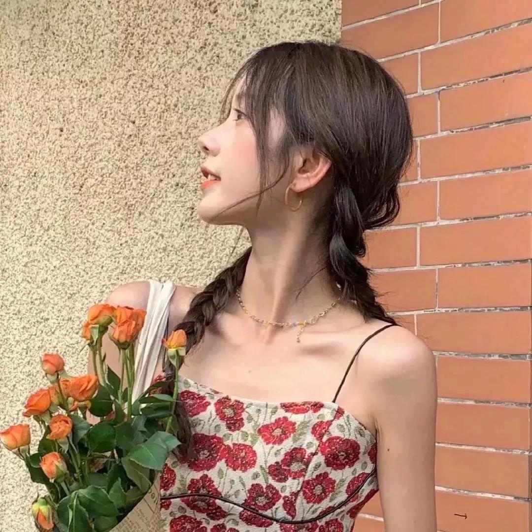 阳光下的少女，手捧鲜花，美得像一幅画阳光少女照 秋日少女照 花海少女照