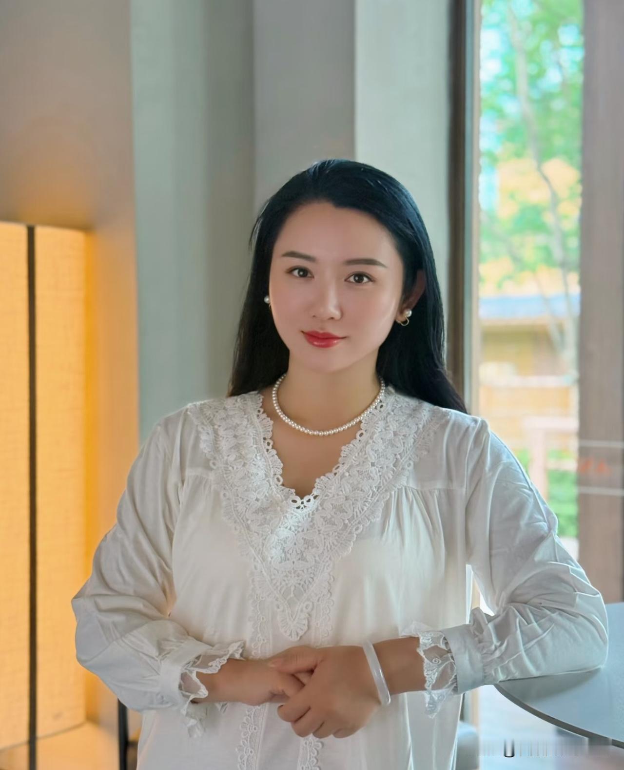 如梦令·素婉
 
窗畔柔光轻漫，素袂蕾丝温婉。
珠润衬芳颜，一息安然清浅。
闲观