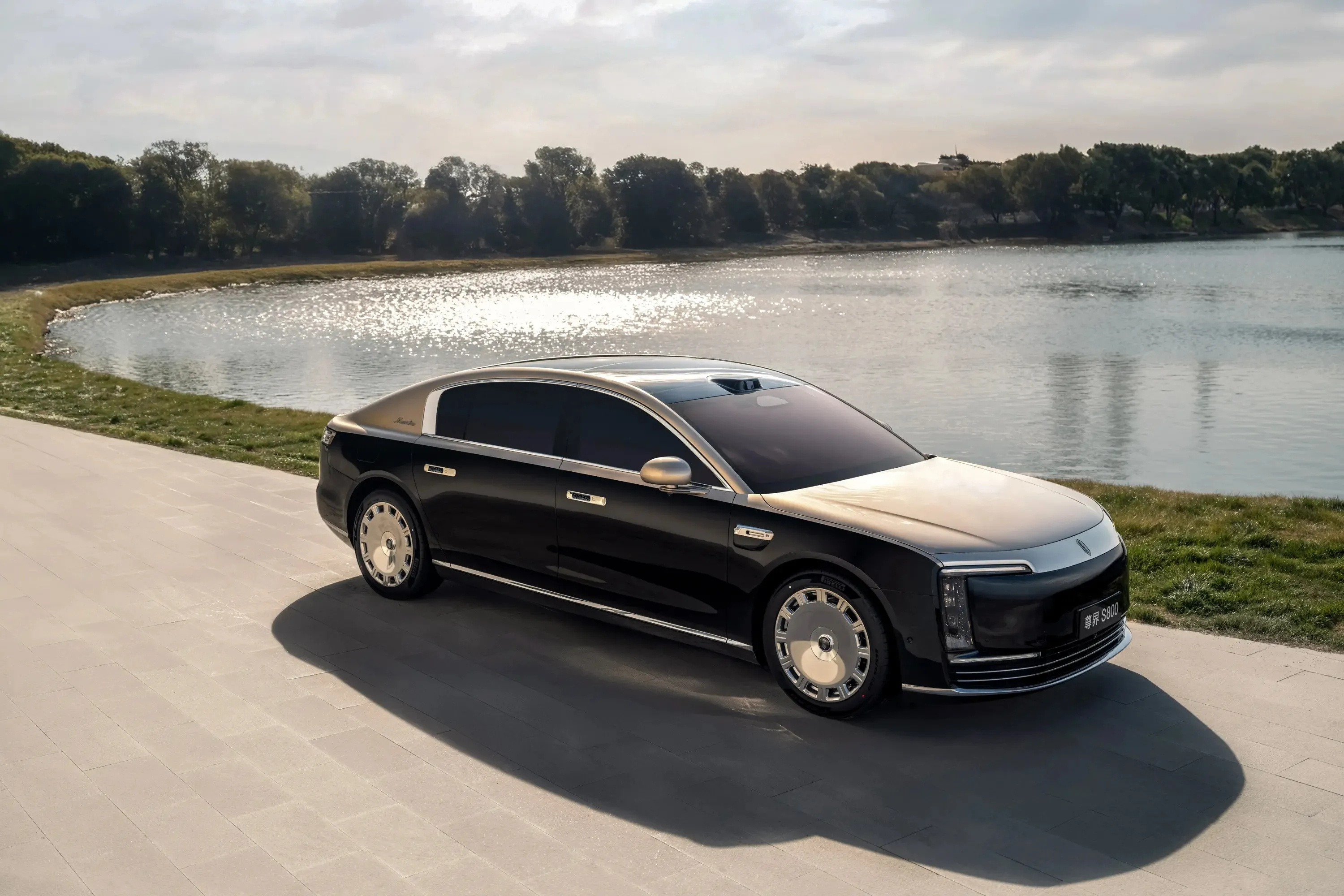 尊界S800一个月交付4000多台，确实了不起。但极氪9X已经证明，只要足够优秀