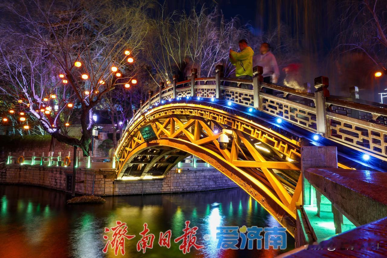 济南护城河两岸红灯笼映泉城
年味正浓
2月14日济南护城河两岸红灯笼点亮，与泉水